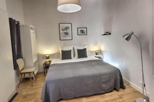 Giường trong phòng chung tại Les Appartements d'Edmond St Sebastien