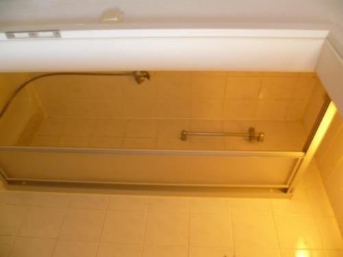 a bathroom with a tub with a towel rack at Hotel Rotbuche in Westoverledingen