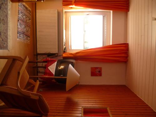 a room with a bunk bed and a window at Hotel Rotbuche in Westoverledingen