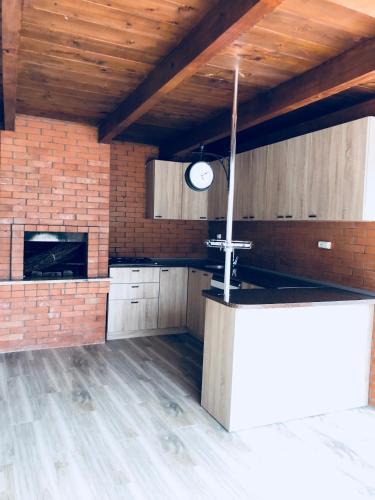 Una cocina o zona de cocina en Pawlonia Villa Kvareli