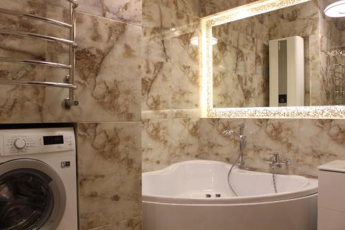 Ένα μπάνιο στο Luxury Apartment in Downtown, Near River Esplanade