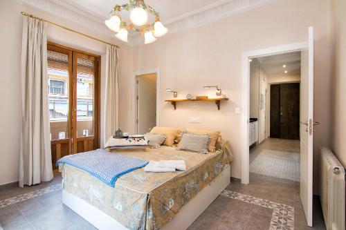 1 dormitorio con 1 cama grande en una habitación en Bright & Elegant City Centre 3 bedroom Apartment, en Granada