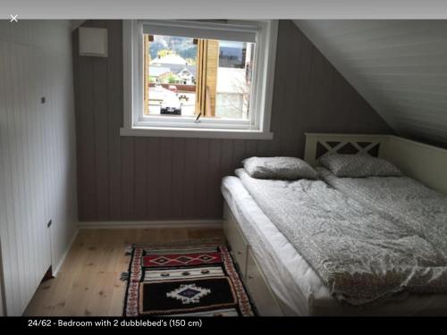 A bed or beds in a room at Koselig Landsbyhus i Nordfjord