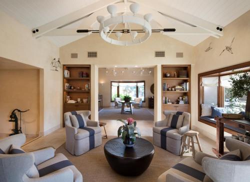 a living room with chairs and a chandelier at Napa Valley Lodge in Yountville