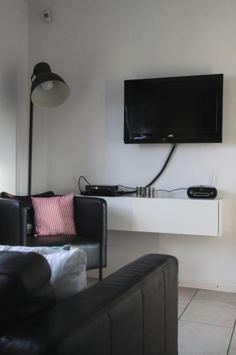 TV a/nebo společenská místnost v ubytování Hoeve "doodleger"