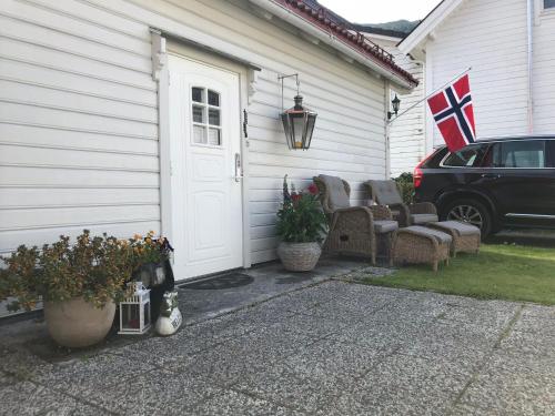 Κήπος έξω από το Koselig Landsbyhus i Nordfjord