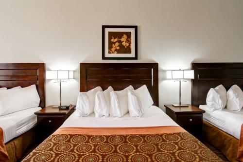 Katil atau katil-katil dalam bilik di Canalta Hotel Moosomin