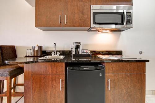 Dapur atau dapur kecil di Canalta Hotel Moosomin
