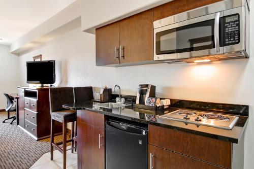 Dapur atau dapur kecil di Canalta Hotel Moosomin