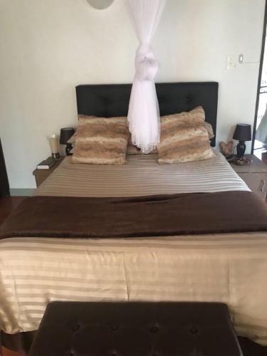 Postel nebo postele na pokoji v ubytování Mopani Manor