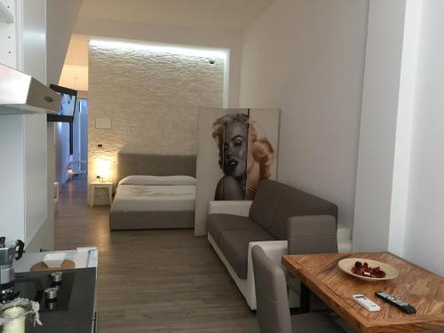salon z kanapą i stołem w obiekcie Taormina holidays w mieście Giardini Naxos