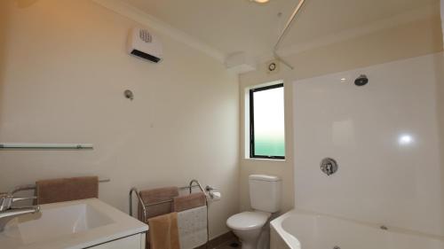 Ένα μπάνιο στο Bk's Counties Motor Lodge