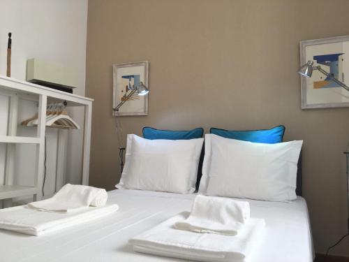 リスボンにあるPoiais Lisbon Luxury Apartmentの白いベッド(タオル2枚付)