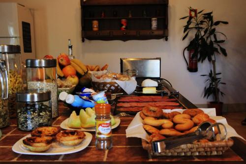 Ein Tisch mit einem Haufen Essen drauf. in der Unterkunft Espargosa Monte de Baixo & Art in Castro Marim