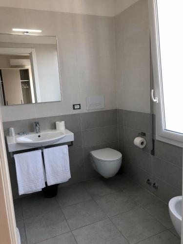 Bilik mandi di Hotel Portofino