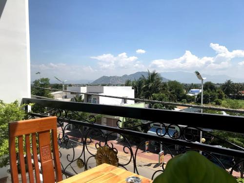 een balkon met een tafel en uitzicht op de stad bij Hotel Hong Anh in Phan Rang