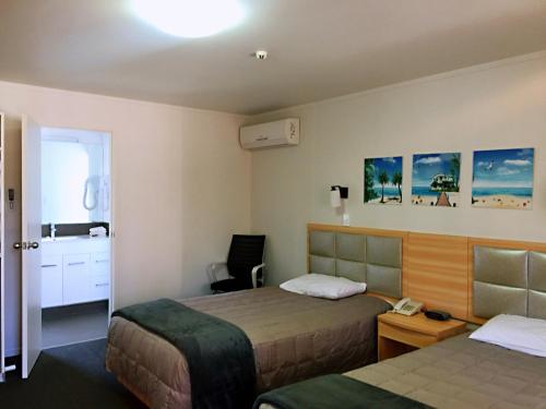 Postel nebo postele na pokoji v ubytování Grosvenor Motel
