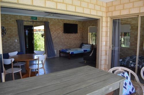 Una televisión o centro de entretenimiento en Lancelin Lodge