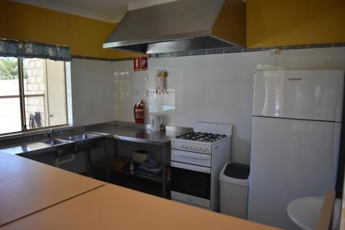 Una cocina o cocineta en Lancelin Lodge