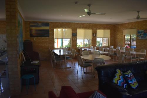Un restaurante u otro lugar para comer en Lancelin Lodge