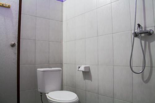 un baño con inodoro y ducha en Harta Rumah, en Nusa Lembongan