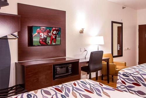 Ένα ή περισσότερα κρεβάτια σε δωμάτιο στο Seasons Inn Traverse City