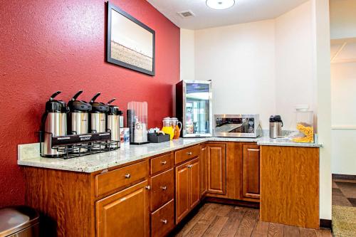Η κουζίνα ή μικρή κουζίνα στο Seasons Inn Traverse City