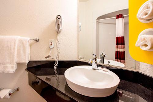 Ένα μπάνιο στο Seasons Inn Traverse City