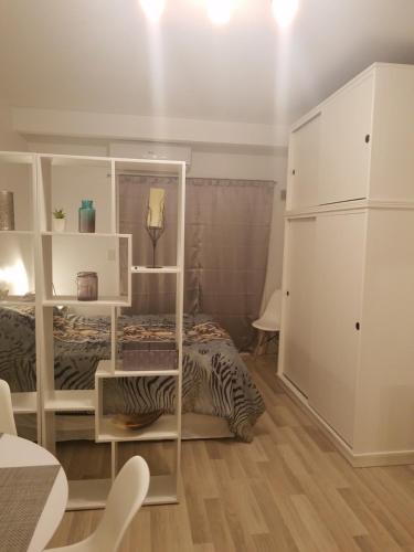Habitación con cama y armario blanco en Estudio Moderno en Recoleta Excelente Ubicacion en Buenos Aires