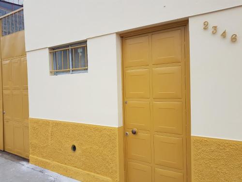 Resivic II في أنتوفاغاستا: صف من الأبواب البنيه في مبنى
