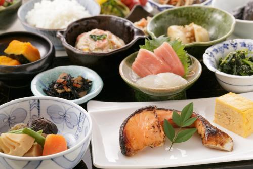 una mesa cubierta con cuencos de diferentes tipos de alimentos en Hotel Ryumeikan Tokyo en Tokio