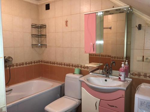 ウラジカフカスにあるТрехкомнатная Квартираのバスルーム(シンク、バスタブ、トイレ付)