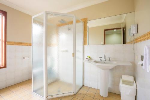 a bathroom with a shower and a sink at Nightcap at Federal Hotel Toowoomba in Toowoomba