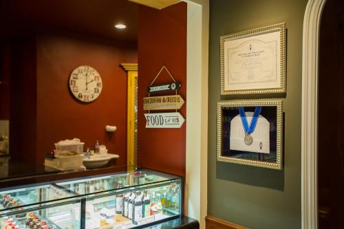 a display case with a medal on a wall with a clock at 翠安儂風旅 in Taitung City