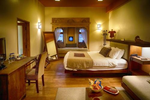 um quarto com uma cama e uma secretária com uma secretária. em 1st Gate Home- Fusion em Jaisalmer