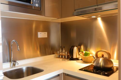 Kuchyň nebo kuchyňský kout v ubytování Yuwa Serviced Residence
