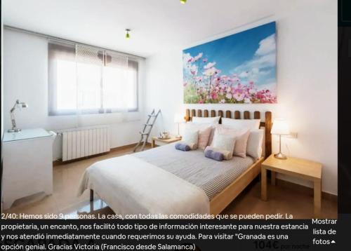 1 dormitorio con 1 cama y una pintura en la pared en Casa Escapada a Granada, en Armilla