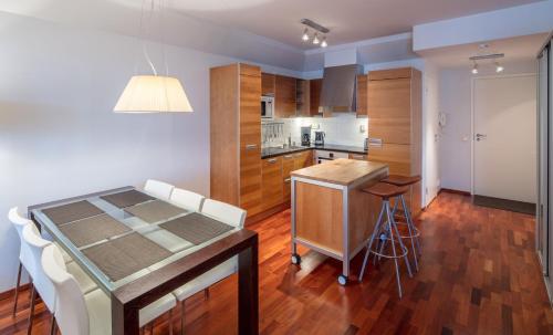- une cuisine avec une table et des chaises dans la chambre dans l'établissement Luxury City Center Apartments, à Helsinki