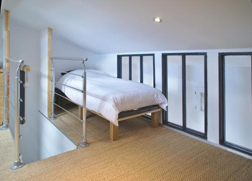 1 dormitorio con litera en una habitación con ventanas en L'Estampe en Montagne