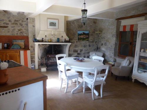 een keuken en een woonkamer met een tafel en stoelen bij Maison de caractère face à l abbaye de lagrasse in Lagrasse