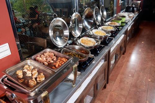 a buffet line with many different types of food at 翠安儂風旅 in Taitung City