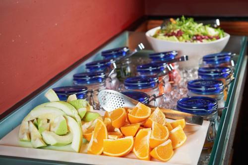 a tray of oranges and other fruits on a table at 翠安儂風旅 in Taitung City