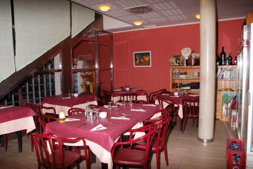 Un restaurante o sitio para comer en Hostal Restaurante Baraka