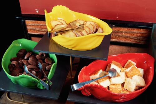 two trays of food in bowls with food in them at 翠安儂風旅 in Taitung City