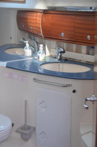 un baño con lavabo e inodoro en Veleiro Oceanico de 12 m, en Lisboa