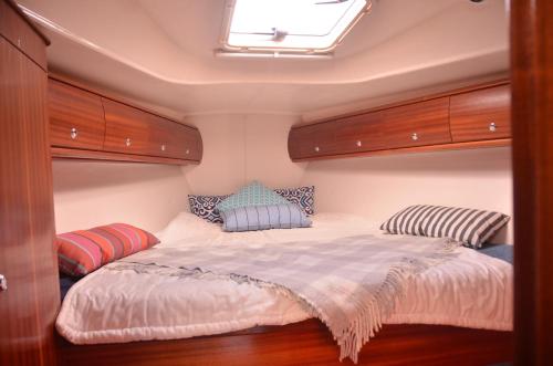 uma cama no meio de um quarto em Veleiro Oceanico de 12 m em Lisboa