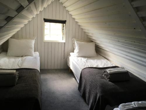 Säng eller sängar i ett rum på Stallet på Skårby