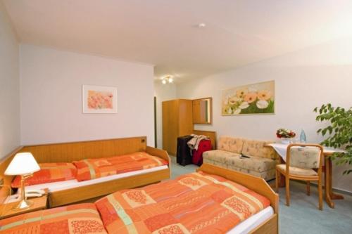 1 dormitorio con 2 camas, sofá y mesa en Wehrmann-Blume en Wunstorf