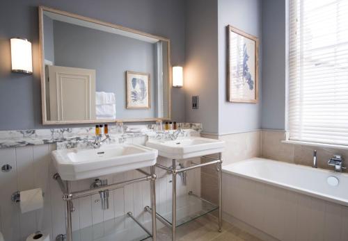 The Beverley Arms Hotel tesisinde bir banyo