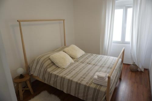 Apartment Corto في بولا: غرفة نوم عليها سرير ووسادتين